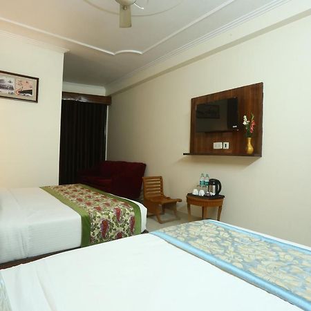 Hotel Earth Дели Экстерьер фото