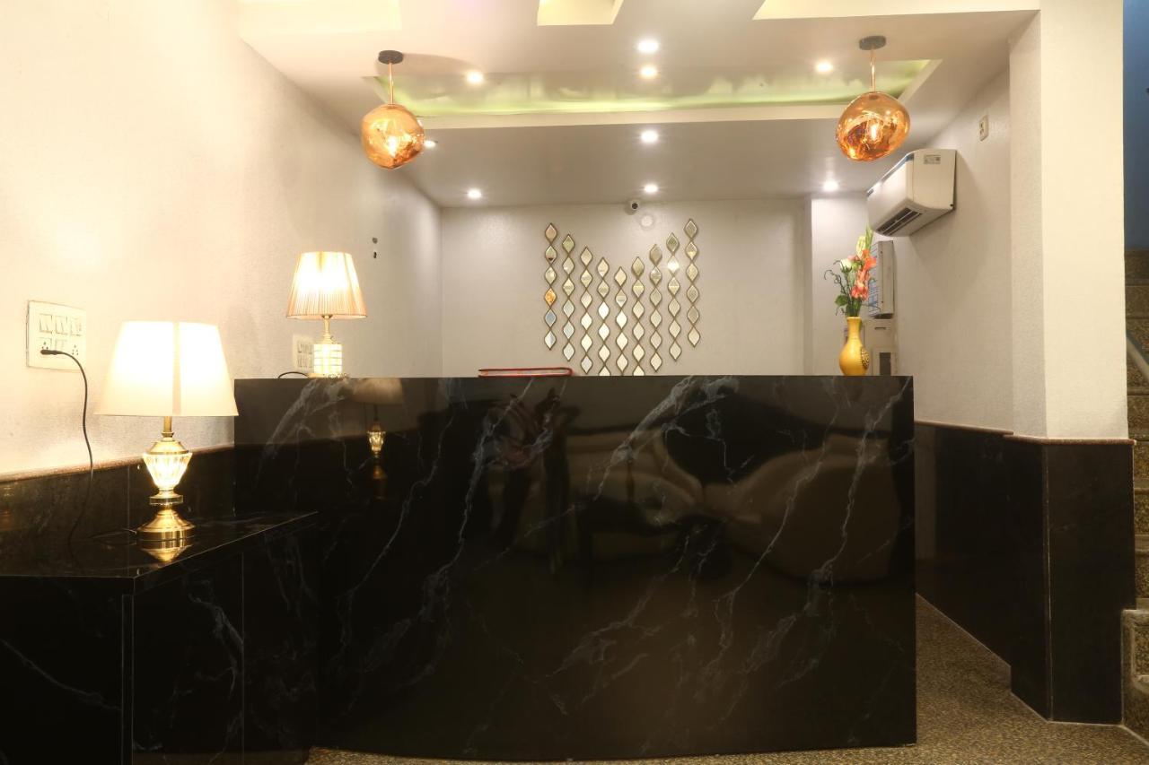Hotel Earth Дели Экстерьер фото