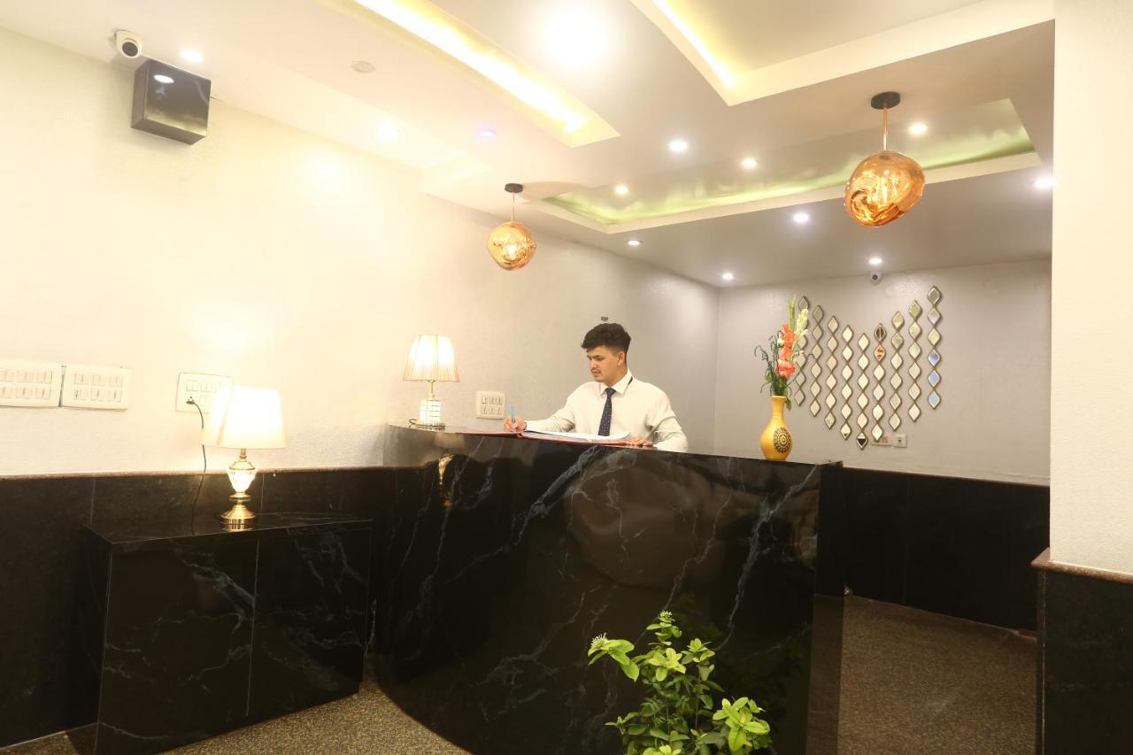 Hotel Earth Дели Экстерьер фото